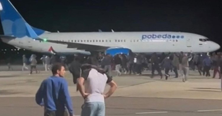 Moment angry mob surrounds Israeli passengers arriving at Dagestan airport