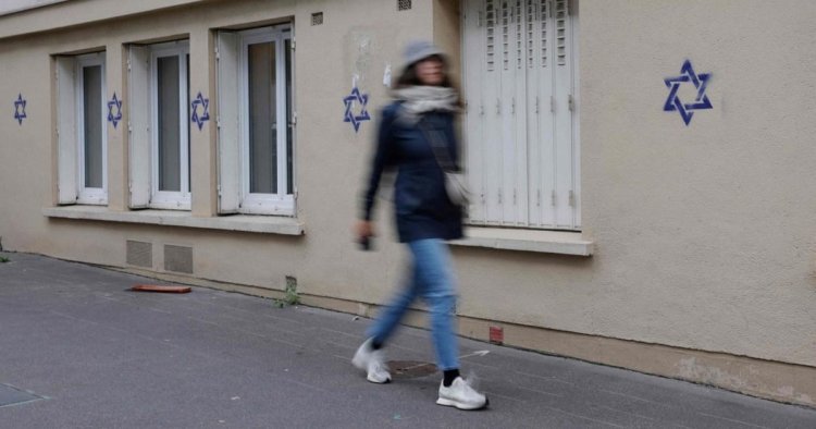 Stars of David painted across Paris ‘could be Russian campaign to stir up hate’