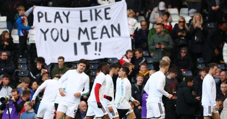 Erik ten Hag reacts to ‘Play like you mean it’ banner from Man Utd fans