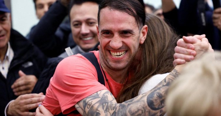 Spaniard detained in Iran on walk to Qatar World Cup returns home