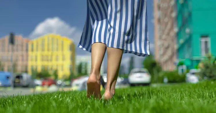 TikTokers are going ‘incognito barefoot’ in public places — is ditching shoes good for you?