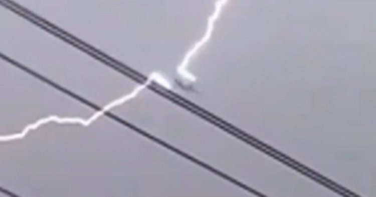 Plane appears to be struck by lightning during major storm